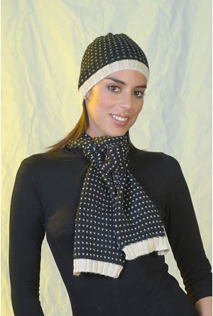 Pea-spotted scarf with white girdle