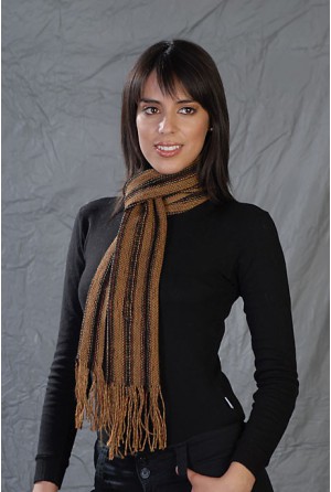 Scarfs weaved in weaving-loom with smooth yarn